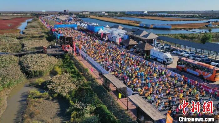 2024盘锦红海滩马拉松圆满落幕 程乾育伍玲分获男