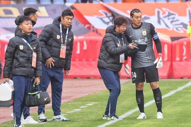 京鲁大战关键对决：山东泰山迎战北京国安争夺