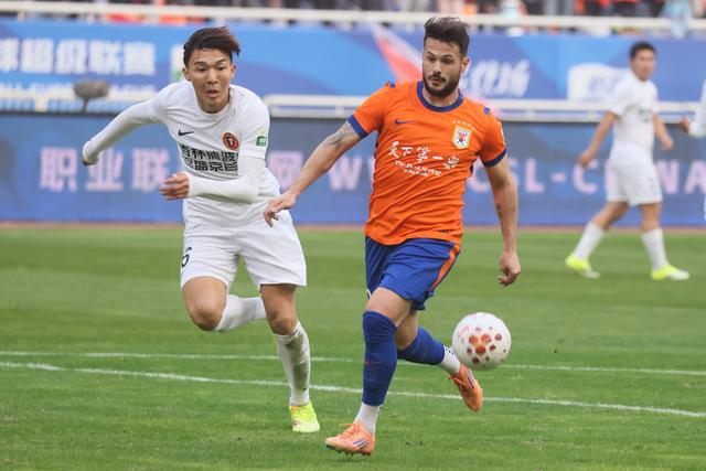 京鲁大战关键对决：山东泰山迎战北京国安争夺