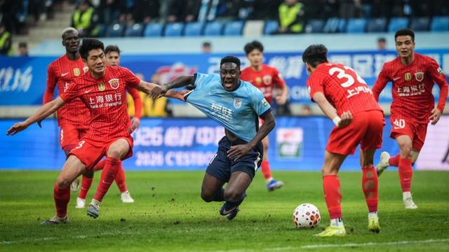 卫冕冠军上海海港三战两负，大连英博主场告捷