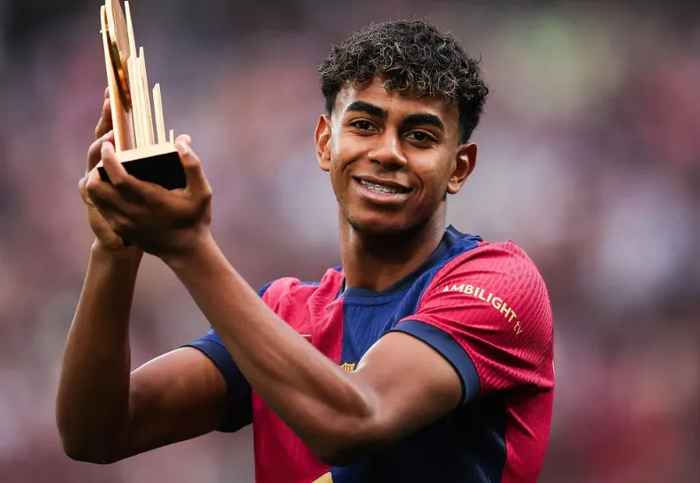 巴萨年轻球员被换下后情绪失控 主教练回应态度