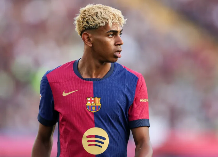 巴萨年轻球员被换下后情绪失控 主教练回应态度