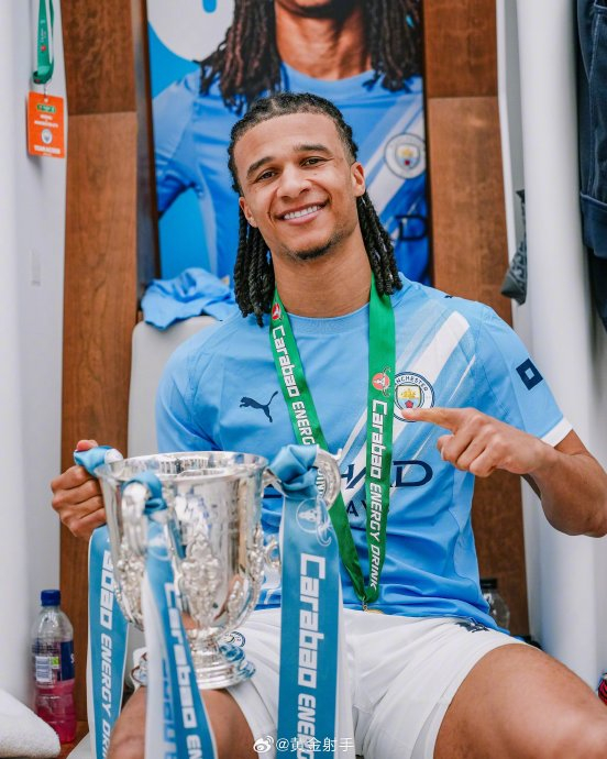 曼城后卫阿克翻修豪宅引猜测或重返切尔西