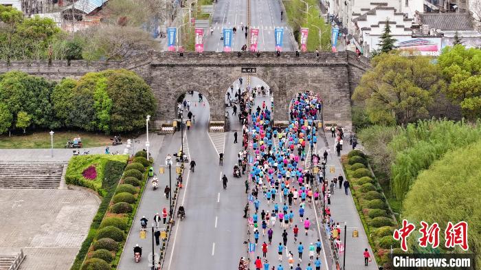 荆州马拉松激情开跑中外选手齐聚历史文化名城