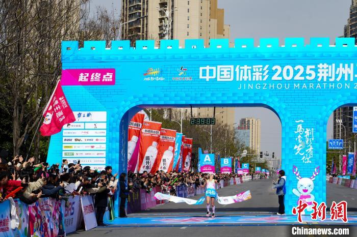 荆州马拉松激情开跑中外选手齐聚历史文化名城