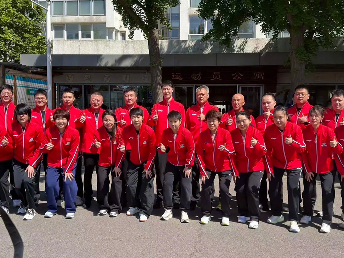 国乒伦敦世乒赛启程 新中国红队服亮相引关注